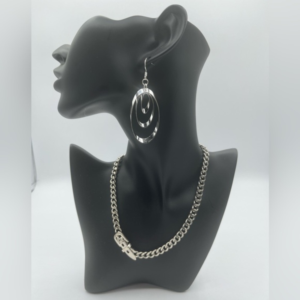 Silver tone buckle choker and silver‎ tone geometric drop wire earrings